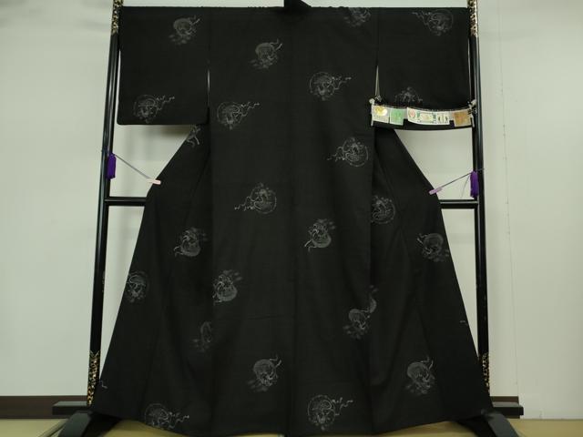 平和屋本店●希少　本場結城紬　重要無形文化財　160亀甲　飛び亀甲柄　風神雷神　黒地　縞屋謹製　証紙付き　逸品　DZAB1990kh6