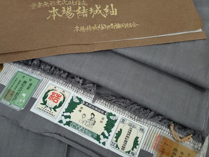 平和屋本店●極上　本場結城紬　重要無形文化財　色無地　薄墨色　証紙付き　逸品　未使用　DZAB1719kh6