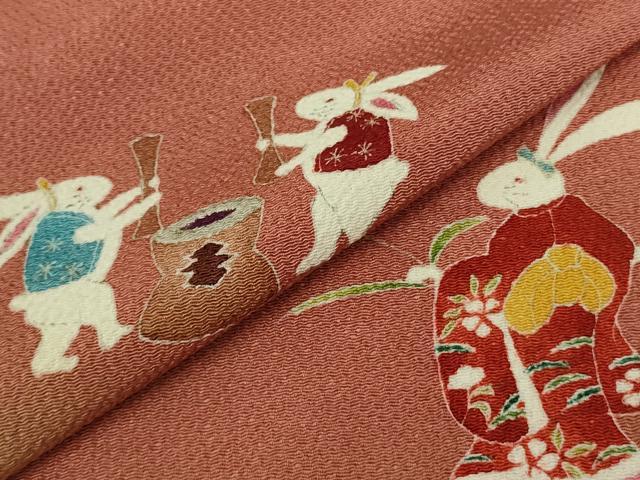 平和屋本店●極上 人形作家・ホリヒロシ 訪問着 兎　十五夜　お月見　満月　甚三紅色地　鬼しぼ縮緬　反端付き　逸品　未使用　DZAB2992kh6
