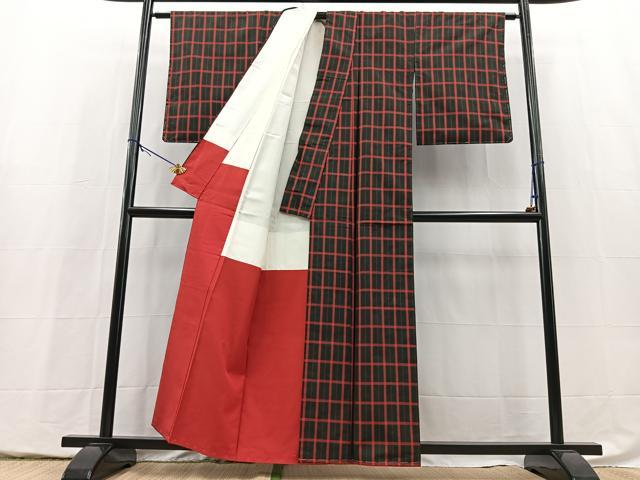 平和屋着物●本場大島紬　泥染め　車輪梅格子　藤絹織物謹製　証紙付き　正絹　逸品　未使用　BAAY5418yc