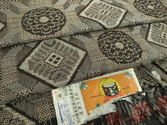 平和屋着物●本場大島紬　龍郷絣　花菱文　証紙付き　正絹　逸品　DABI6616ps