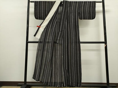 平和屋着物＊夏物　小紋・浴衣兼用　絹紅梅　井桁絣　黒地　絹綿　正絹　逸品　CABK6762ze