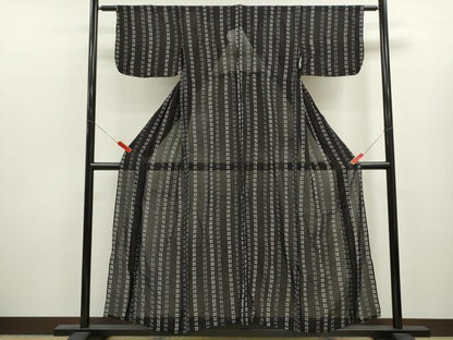 平和屋着物＊夏物　小紋・浴衣兼用　絹紅梅　井桁絣　黒地　絹綿　正絹　逸品　CABK6762ze