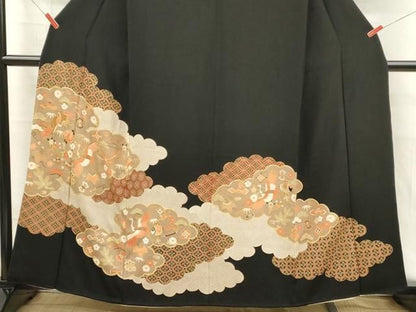 平和屋着物■豪華黒留袖　駒刺繍　雲重ね吉祥飛鶴文　宝尽くし　金彩　正絹　逸品　DABK9784cd