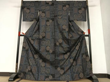 平和屋着物●本場大島紬　9マルキ　市松花文　正絹　逸品　AAAT0588zg