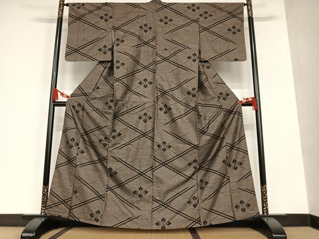 平和屋着物●本場大島紬 泥染め 9マルキ 舞花文 正絹 逸品 AAAT0629zg