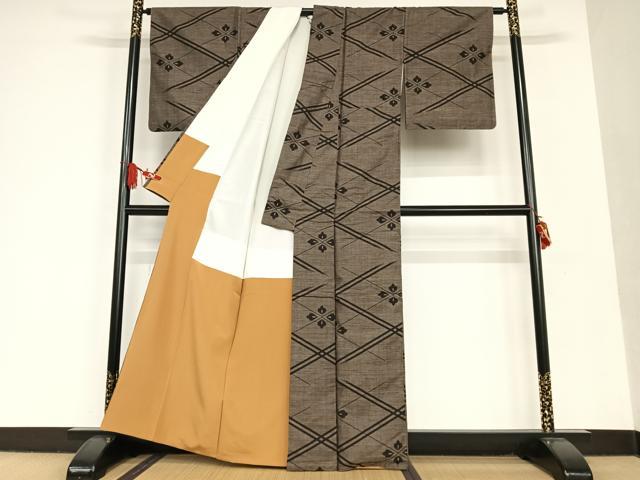 平和屋着物●本場大島紬 泥染め 9マルキ 舞花文 正絹 逸品 AAAT0629zg