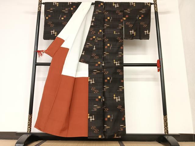 平和屋着物●国指定重要無形文化財　本場久米島紬　手織　琉球絣文様　正絹　逸品　AAAT0641zg