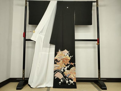平和屋着物●創業460年・千總　黒留袖　駒刺繍　冊子花文　金彩　正絹　逸品　AAAT2234ck