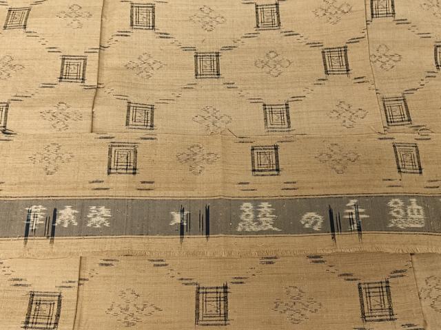 平和屋着物●日本工芸会正会員　秋山眞和　綾の手紬　手織　本藍染　蜀江花文　反端付き　正絹　逸品　AAAT9440np