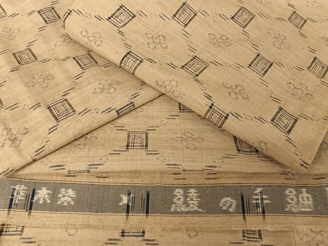 平和屋着物●日本工芸会正会員　秋山眞和　綾の手紬　手織　本藍染　蜀江花文　反端付き　正絹　逸品　AAAT9440np