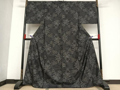 平和屋着物●本場大島紬　９マルキ　更紗花蝶文　やまと誂製　正絹　逸品　未使用　AAAU0343np