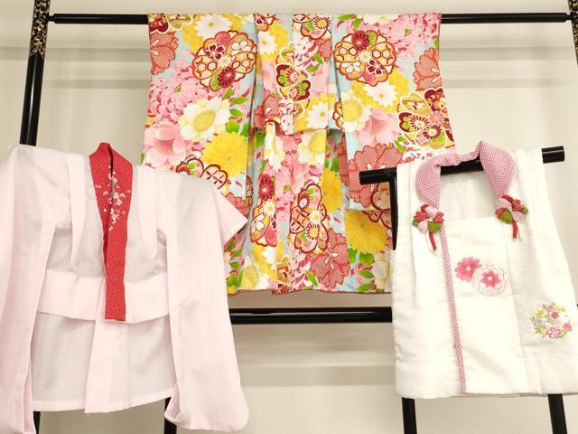 平和屋着物[]七五三　女の子　３歳　祝着　三つ身　長襦袢・被布セット　舞花文　金彩　式部ロマン　洗える着物　AAAU5593ja