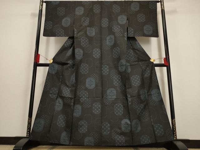 平和屋着物▽上質な紬　単衣　亀甲重ね幾何学文様　黒地　正絹　逸品　未使用　AAAU6472iu