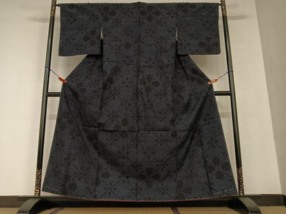 平和屋着物●本場結城紬 重要無形文化財 80亀甲 舞花文 正絹 逸品 未使用 AAAU8254zg