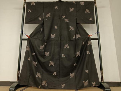平和屋着物●本場大島紬 泥染め 9マルキ 地空 舞蝶文 正絹 逸品 AAAU8390zg