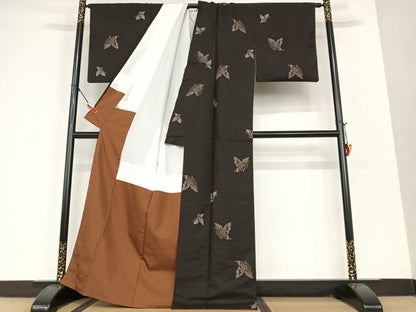 平和屋着物●本場大島紬 泥染め 9マルキ 地空 舞蝶文 正絹 逸品 AAAU8390zg