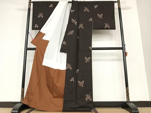 平和屋着物●本場大島紬 泥染め 9マルキ 地空 舞蝶文 正絹 逸品 AAAU8390zg