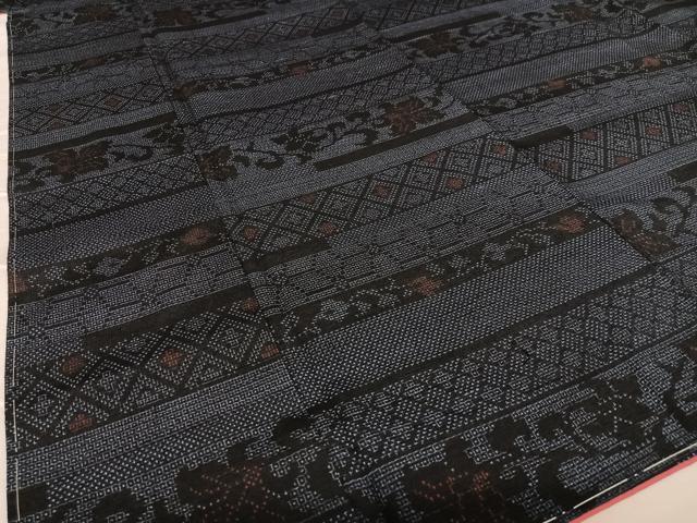 平和屋着物●本場眞綿結城紬　横段花文　証紙付き　正絹　逸品　未使用　AAAV7019zg