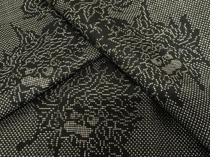平和屋着物●本場大島紬　7マルキ　唐獅子　黒地　正絹　逸品　AAAV7209zg