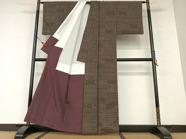 平和屋着物●本場大島紬　泥染め　7マルキ　横段花丸文　正絹　逸品　AAAV7224zg