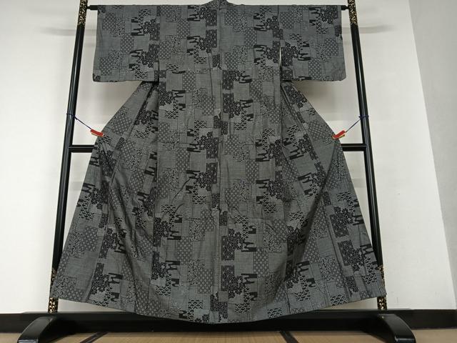 平和屋着物●本場大島紬 9マルキ 色紙重ね草花文 黒地 正絹 逸品 AAAV7254zg