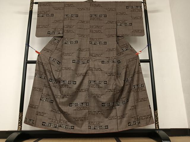 平和屋着物●本場大島紬 泥染め 7マルキ 横段更紗花文 正絹 逸品 AAAV7291zg