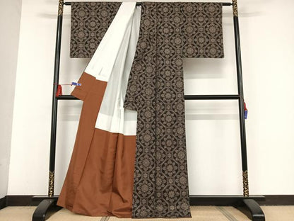 平和屋着物●本場大島紬 ７マルキ 蜀江花文 正絹 逸品 AAAV9054np