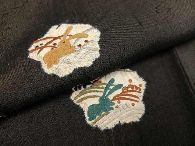 平和屋着物●十日町 名門青柳謹製 訪問着 紬地 絞り 刺繍 兎 花 黒地 正絹 逸品 AAAW1817ph