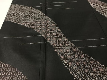 平和屋着物●本場大島紬　訪問着　刺し子　刺繍　吉祥文　黒地　正絹　逸品　AAAW4299np