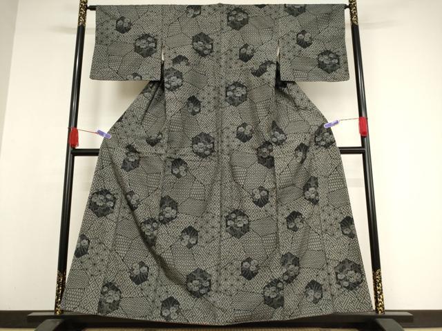 平和屋着物●上質な紬 亀甲草花文 黒地 正絹 逸品 未使用 AAAW5351br