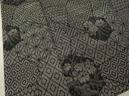 平和屋着物●上質な紬 亀甲草花文 黒地 正絹 逸品 未使用 AAAW5351br