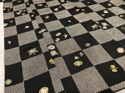 平和屋着物●上質な小紋　市松花宝尽くし文　黒地　金彩　鬼しぼ縮緬　三越扱い　正絹　逸品　AAAW9294zg