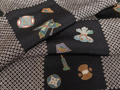 平和屋着物●上質な小紋　市松花宝尽くし文　黒地　金彩　鬼しぼ縮緬　三越扱い　正絹　逸品　AAAW9294zg