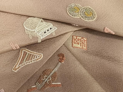 平和屋着物●京洛彩繍　中村京山　小紋　中国三大刺繍　相良刺繍　楽器文　暈し染め　正絹　逸品　AAAX0755zg