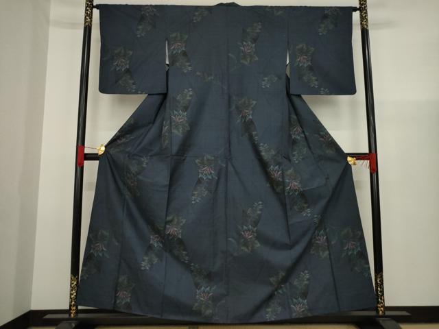 平和屋着物●本場大島紬　カタス7マルキ　草花文　黒地　正絹　逸品　AAAX6961ck