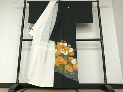 平和屋着物●豪華黒留袖　友禅　駒刺繍　立波菊文　金彩　正絹　逸品　AAAY0176zg