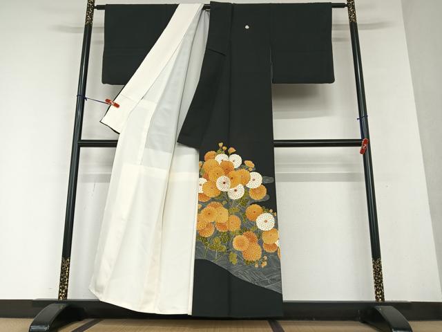 平和屋着物●豪華黒留袖　友禅　駒刺繍　立波菊文　金彩　正絹　逸品　AAAY0176zg