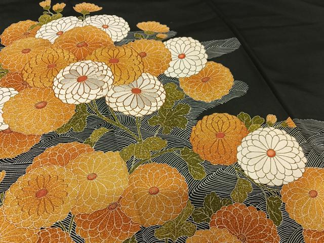 平和屋着物●豪華黒留袖　友禅　駒刺繍　立波菊文　金彩　正絹　逸品　AAAY0176zg
