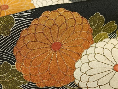 平和屋着物●豪華黒留袖　友禅　駒刺繍　立波菊文　金彩　正絹　逸品　AAAY0176zg