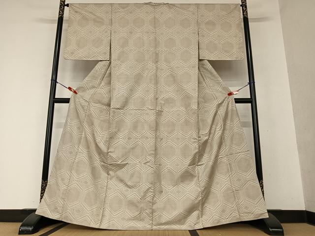 平和屋着物●本場大島紬 白大島 150亀甲 亀甲文 正絹 逸品 AAAY0196zg