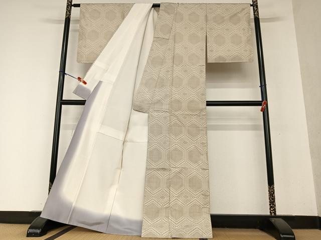 平和屋着物●本場大島紬 白大島 150亀甲 亀甲文 正絹 逸品 AAAY0196zg