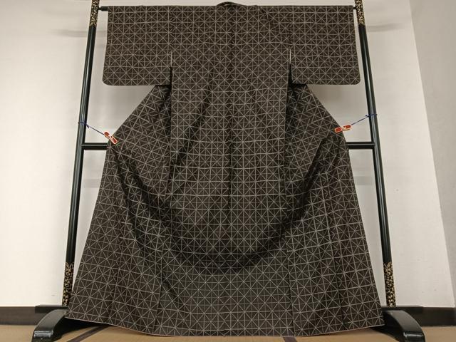 平和屋着物●本場大島紬 泥染め 一元7マルキ 格子花文 正絹 逸品 AAAY0277zg
