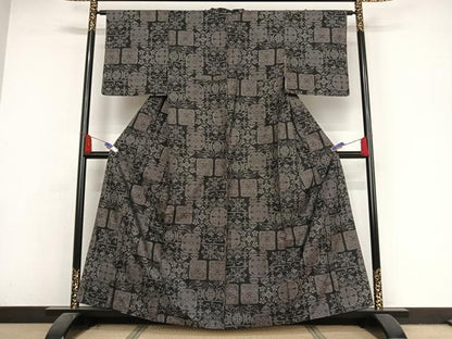 平和屋着物●本場大島紬 一元絣 更紗花文 黒地 正絹 逸品 AAAY1521np