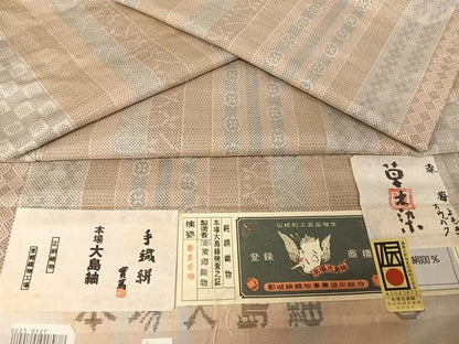 平和屋着物●東郷織物謹製　本場大島紬　手織り　草木染　160亀甲　寄せ絣縞　証紙付き　正絹　逸品　AAAY1529np