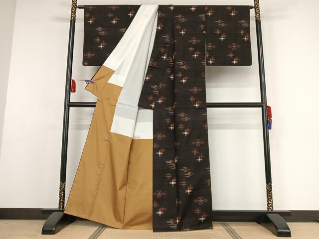 平和屋着物●国指定重要無形文化財　本場久米島紬　手織　反端付き　正絹　逸品　AAAY1563np