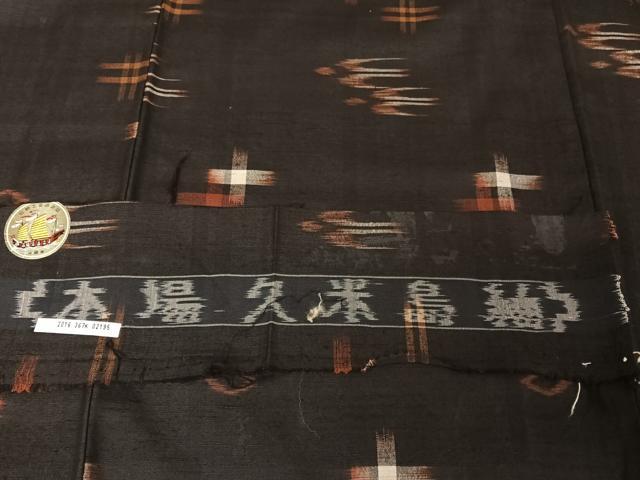 平和屋着物●国指定重要無形文化財　本場久米島紬　手織　反端付き　正絹　逸品　AAAY1563np
