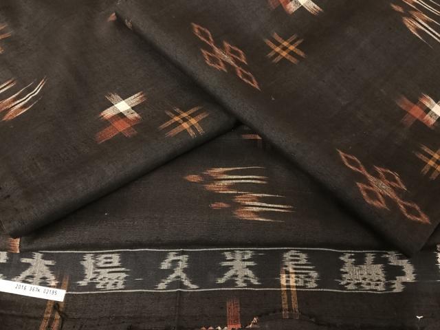 平和屋着物●国指定重要無形文化財　本場久米島紬　手織　反端付き　正絹　逸品　AAAY1563np