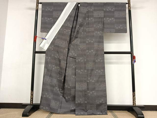 平和屋着物▽入来玄彩 本場大島紬 単衣 竹炭染 横段花文 カネトク謹製 証紙付き 正絹 逸品 AAAY1752np