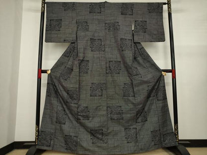 平和屋着物●本場大島紬　一元絣　色紙重ね花文　黒地　正絹　逸品　AAAY1880ck